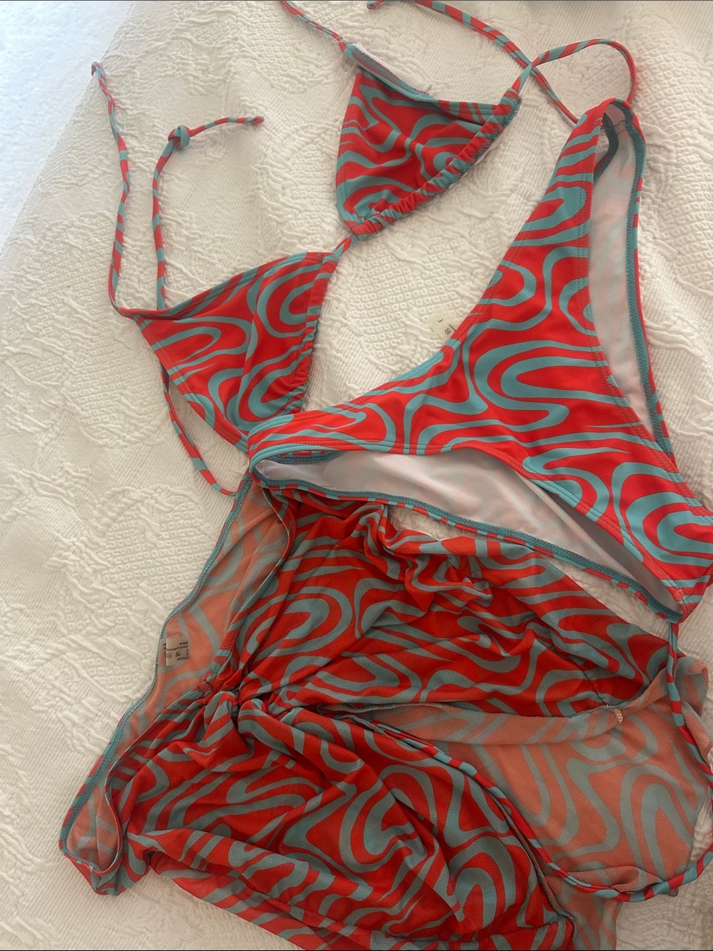 3-Piece Swimsuit in Red & Teal - Stylish Graphic Print